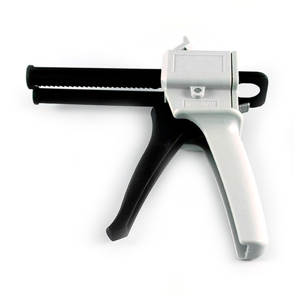 Dispensing gun for materials in 50 cc syringes 21 and 11